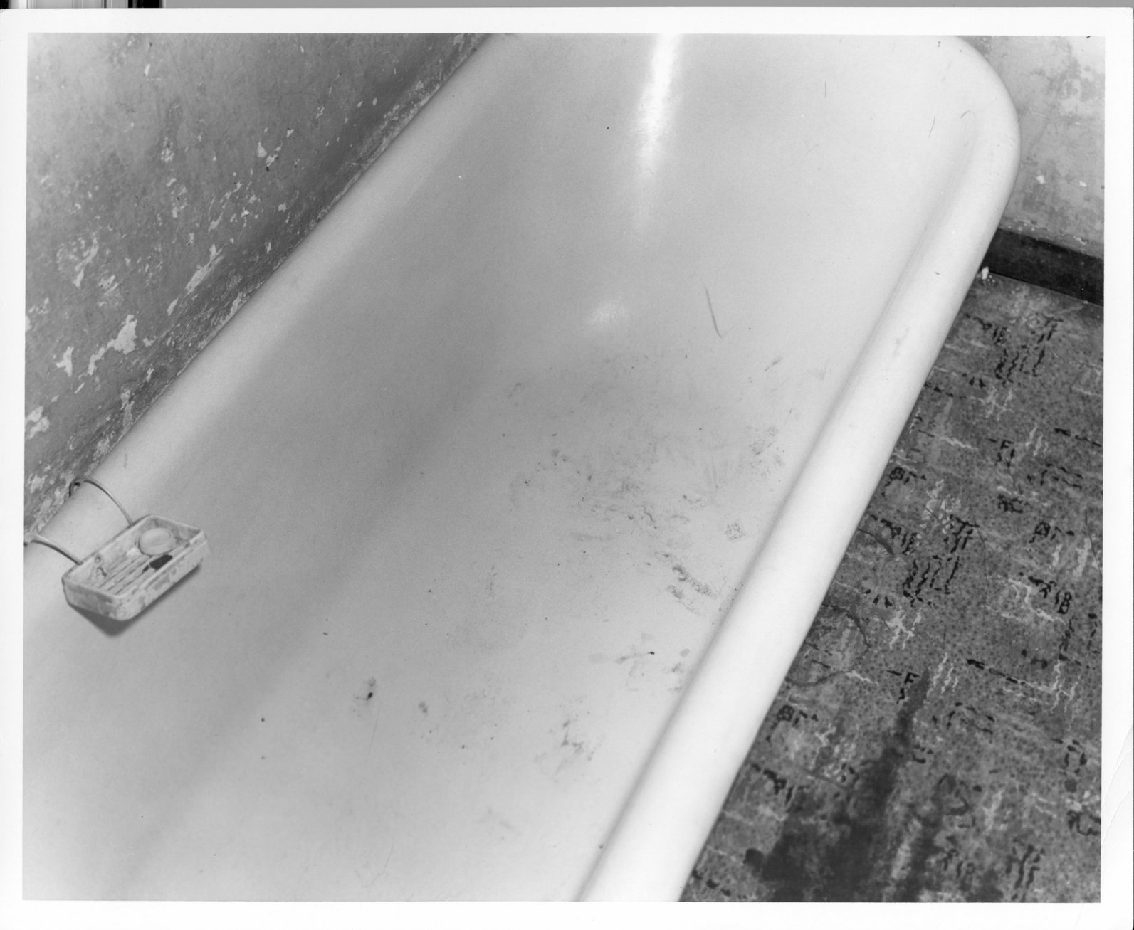 32Rooming House Bathroom.jpg